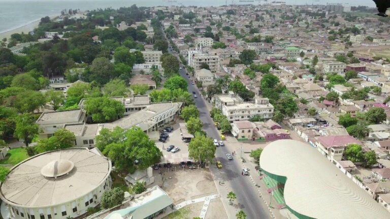 Gambiya Hakkında Bilgiler; Gambiya Bayrağı Anlamı, 2025 Nüfusu, Başkenti, Para Birimi Ve Saat Farkı