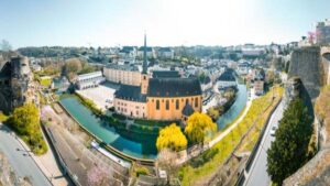 Lüksemburg hakkında özet bilgiler; bayrağı, 2025 nüfusu, başkenti, para birimi