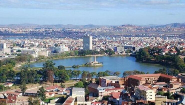 Madagaskar Hakkında Bilgiler; Madagaskar Bayrağı Anlamı, 2025 Nüfusu, Başkenti, Para Birimi Ve  Saat Farkı