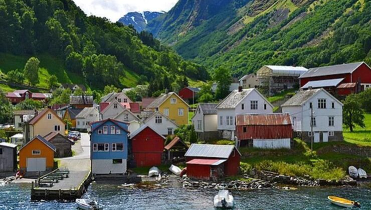 Norveç Hakkında Bilgiler; Norveç Bayrağı Anlamı, 2025 Nüfusu, Başkenti, Para Birimi Ve Saat Farkı