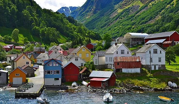 Norveç Hakkında Bilgiler; Norveç Bayrağı Anlamı, 2025 Nüfusu, Başkenti, Para Birimi Ve Saat Farkı
