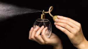 Parfüm ve deodorant kullanımı orucu bozar mı? Diyanet'in oruçluyken koku