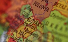 Slovakya Hakkında Bilgiler; Slovakya Bayrağı Anlamı, 2025 Nüfusu, Başkenti, Para Birimi Ve Saat Farkı