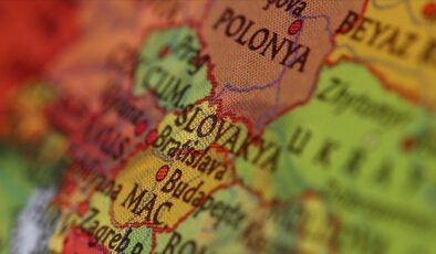 Slovakya Hakkında Bilgiler; Slovakya Bayrağı Anlamı, 2025 Nüfusu, Başkenti, Para Birimi Ve Saat Farkı
