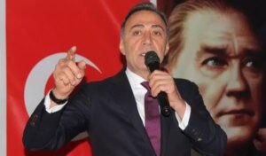 Berhan Şimşek’in sanat ve siyaset arasında şekillenen yaşamını, kariyerini ve