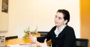 Evdeki iş yükü kız çocuklarının eğitimini engelleyerek gelecekteki fırsatlarını sınırlıyor.