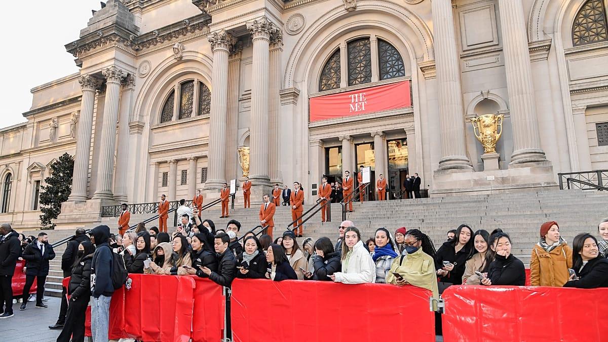 Heirs Pursue Legal Action Against the Met Over Van Gogh’s ‘Olive Picking’