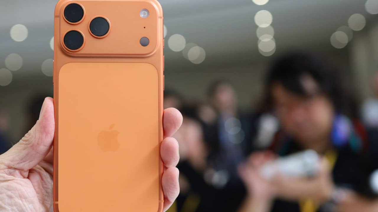 iPhone 17 Pro Max Kullanıcıları Renk Değişim Sorunundan Şikayetçi: Apple’dan Açıklama Bekleniyor