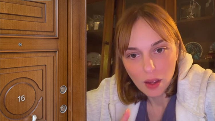 Nilperi Şahinkaya, vefat eden annesinin evinde, oyuncu kariyeri ve duygusal