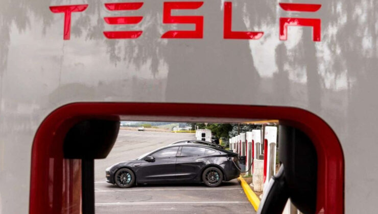 Tesla’nın Yeniden Sunulan ‘Mad Max’ Modu Tartışmaları Alevlendirdi