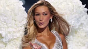 Bella Hadid’in Victoria’s Secret defilesindeki unutulmaz anını, ışıltılı podyumda yaşadığı