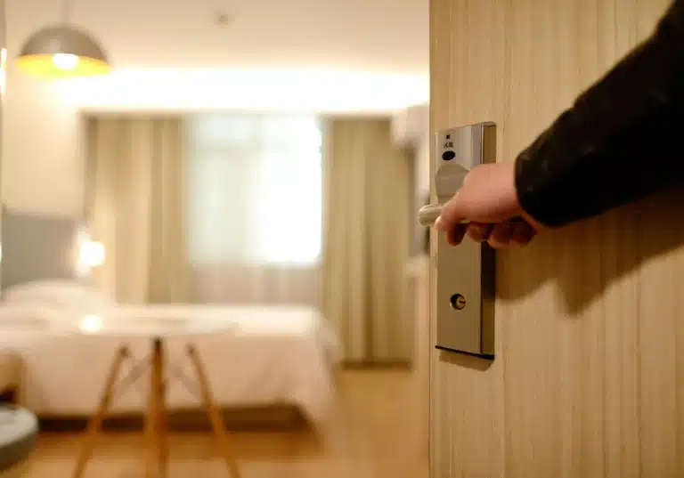 Airbnb mi otel mi daha avantajlı?
