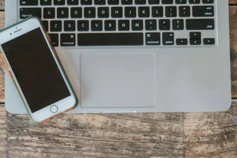 Telefon ekranı neden kendi kendine basıyor?