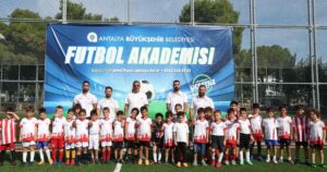 Antalya Büyükşehir Belediyesi Futbol Akademisi, çocuklara ücretsiz spor eğitimi ve