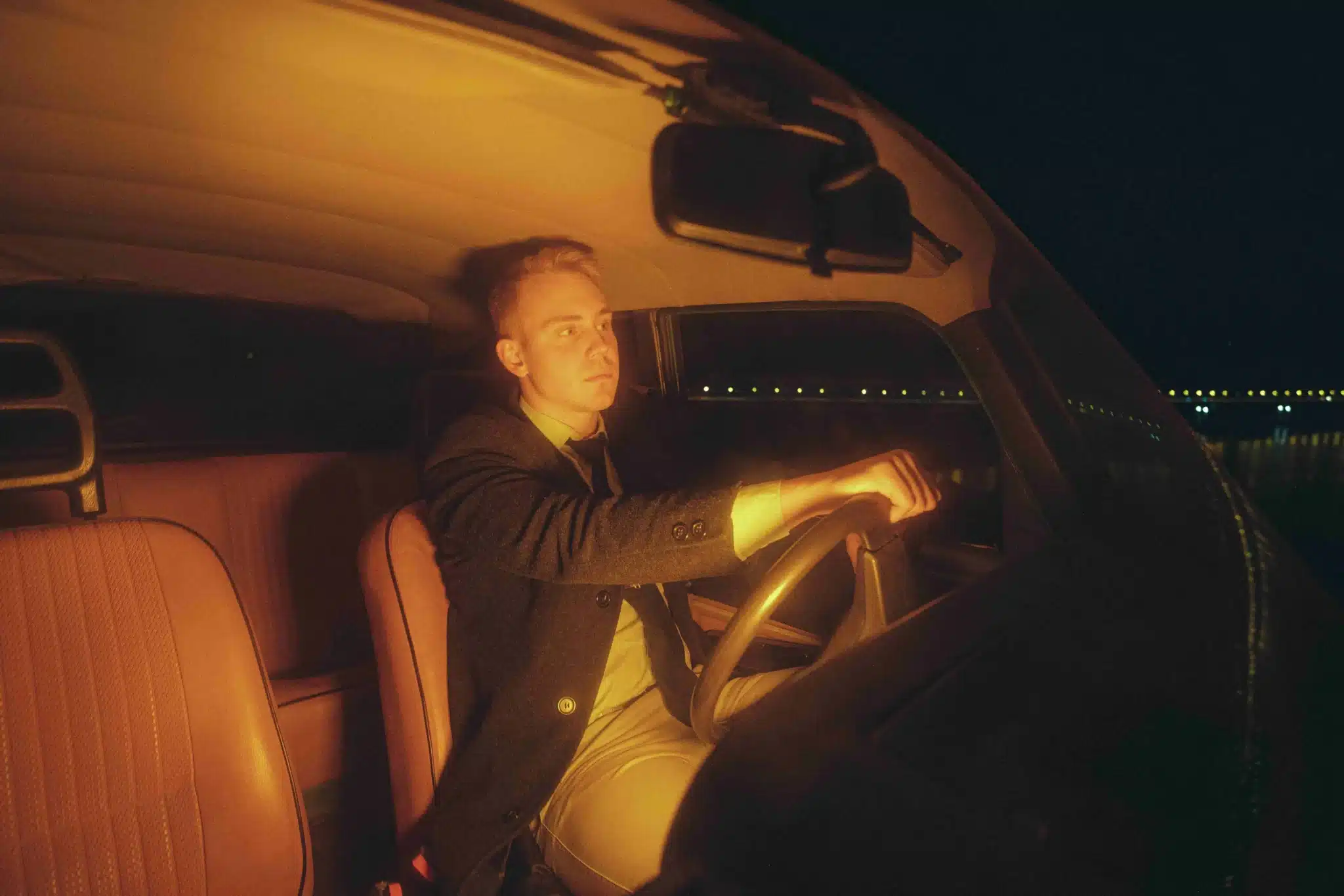 Aracın iç ışıkları zayıflaması neden olur?