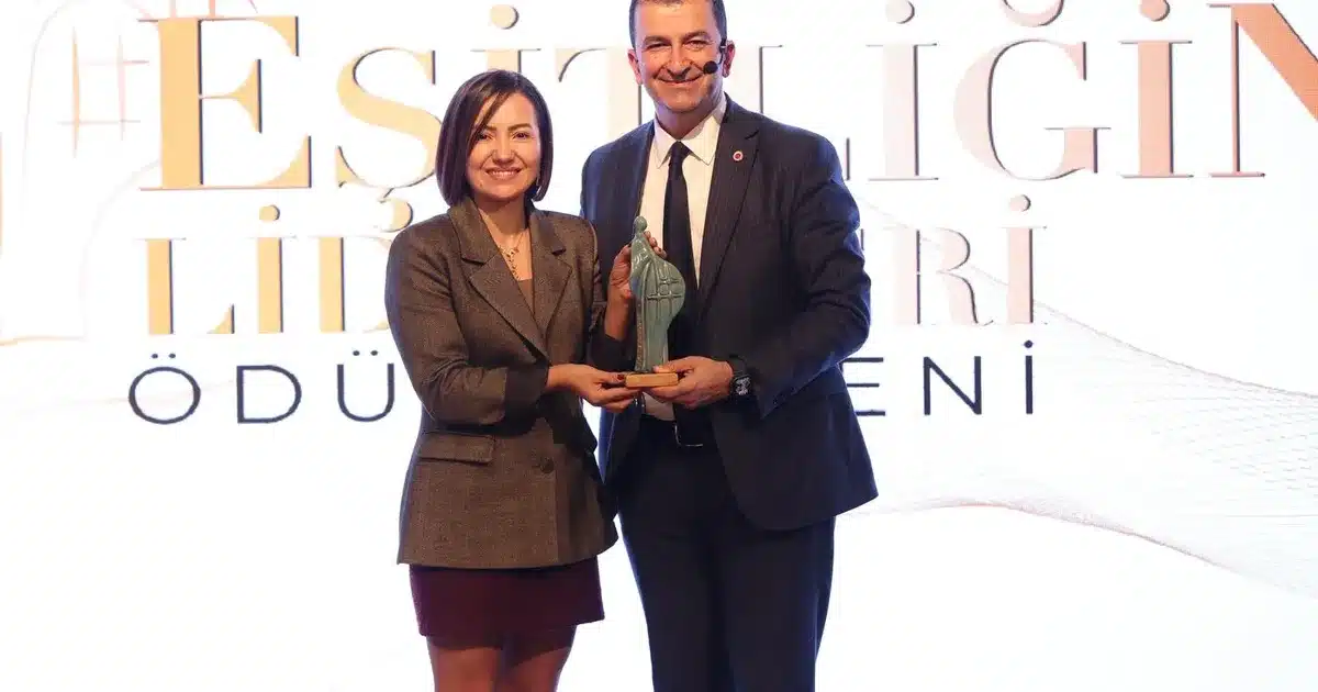 Denizli’nin Gücü Kadınlar Zirvesi’nde Eşitliğe İnanan Erkek Liderlere Özel Ödüller Verildi