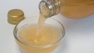 Elma sirkesinin cilt ve saç üzerindeki faydalarını, doğru kullanım yöntemlerini