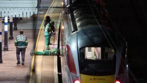 Londra treninde bıçaklı saldırı: 10 kişi yaralandı, 2 şüpheli gözaltına