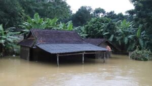 Severe floods hit central Vietnam, causing heavy destruction, dozens of