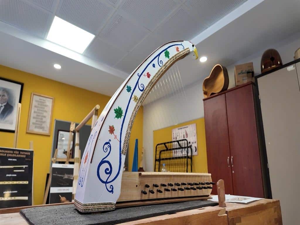 Emrah Kaya’nın Atıklardan Müzikal Sanata Uzanan Dönüştürücü Yolculuğu