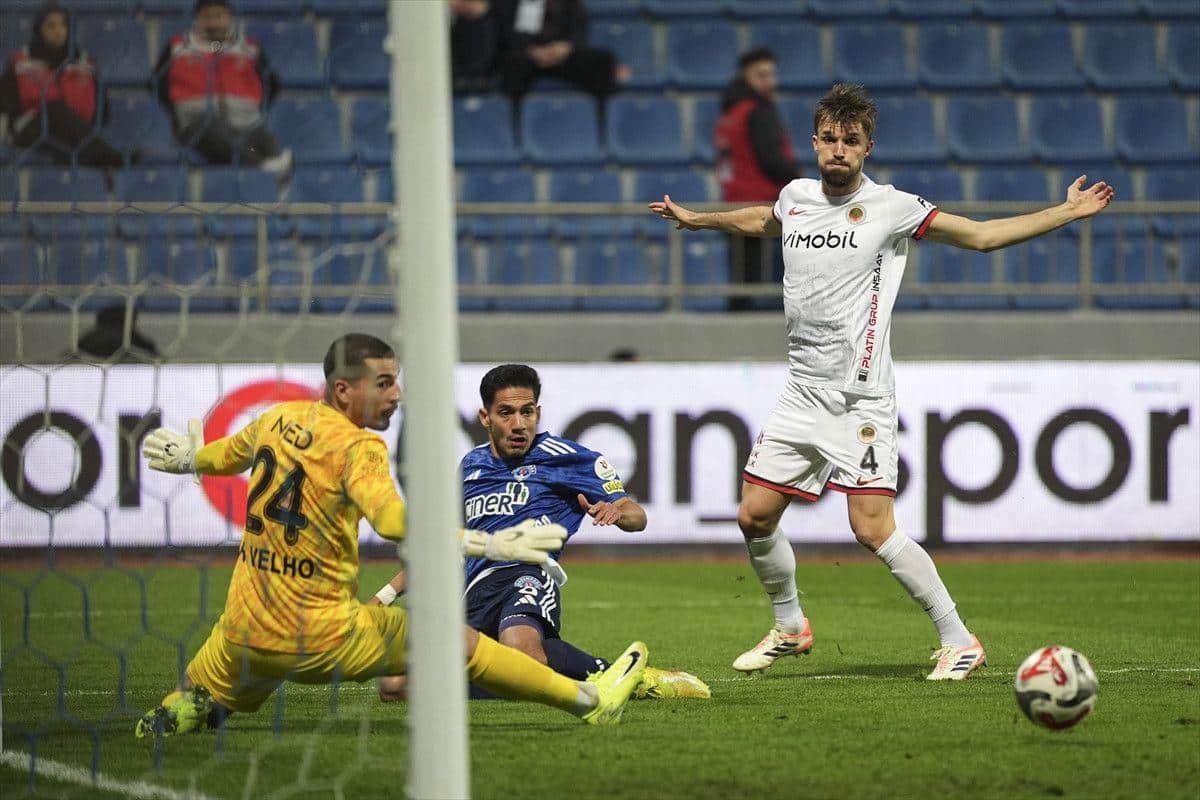 Kasımpaşa ve Gençlerbirliği Süper Lig'de Puanları Paylaştı