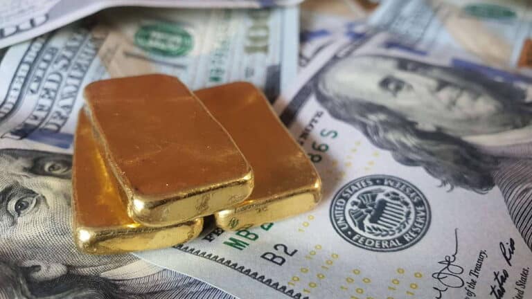 Altın Ons Fiyatı İlk Kez 5 Bin Doları Geçerek Tarihi Zirveye Ulaştı