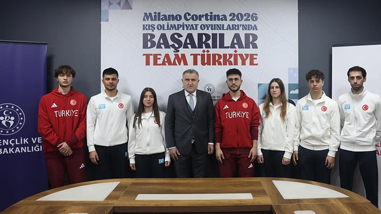 Bakan Bak, 25. Kış Olimpiyatları öncesinde milli sporcularla bir araya geldi