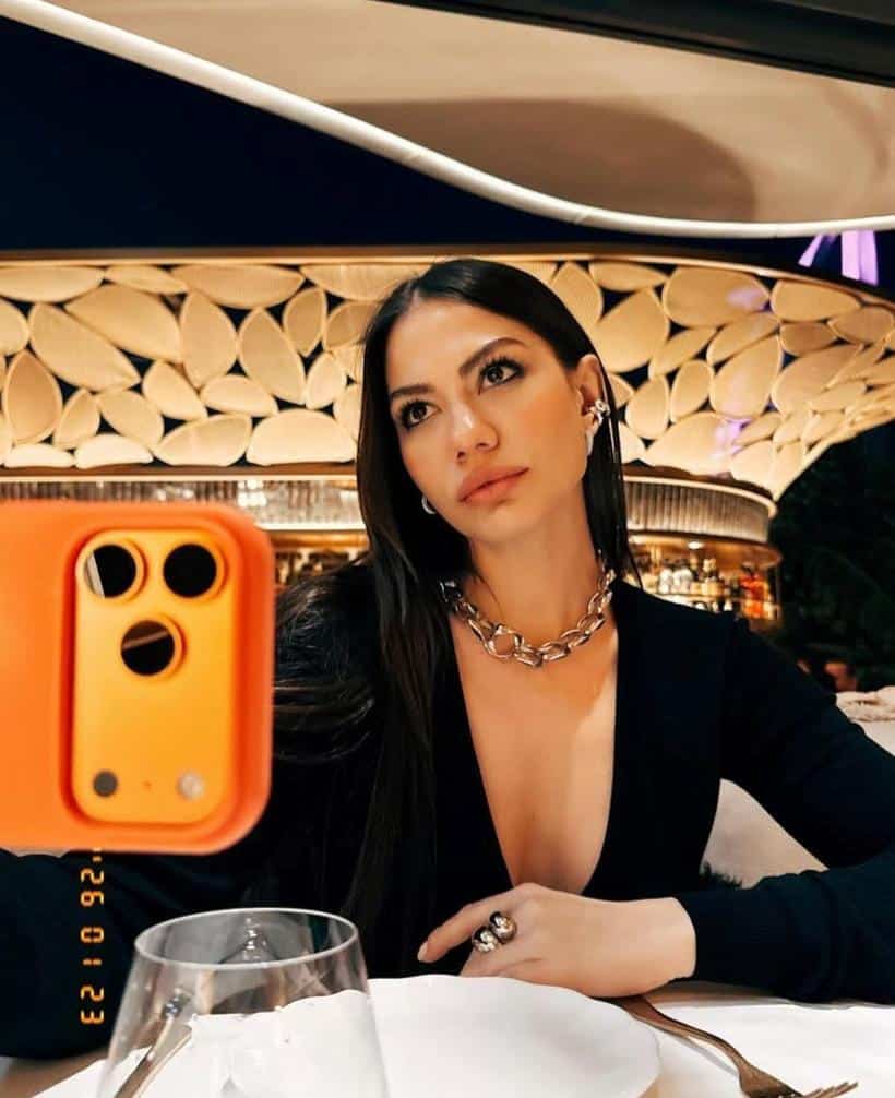 Eşref Rüya'nın Nisan'ı Demet Özdemir'den Dubai paylaşımları