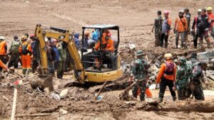 Batı Cava'da şiddetli yağış sonrası meydana gelen toprak kaymasında can