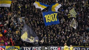 Fenerbahçe taraftarları, takımlarına verdikleri coşkulu destekle her zaman yanlarında olduklarını