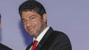 Ünlü sanatçı Hakan Taşıyan kalp krizi geçirdi. Hastanede tedavi altına