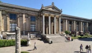 İstanbul Arkeoloji Müzesi'nin tarihi, konumu ve ziyaret saatleri hakkında detaylı