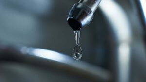 İzmir'in dört ilçesinde çamurlu su sorunu nedeniyle su kesintileri yaşanıyor.