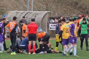 Kumlucasporlu Servet Adalı maç sırasında fenalaştı, dili boğazına kaçtı. Saha