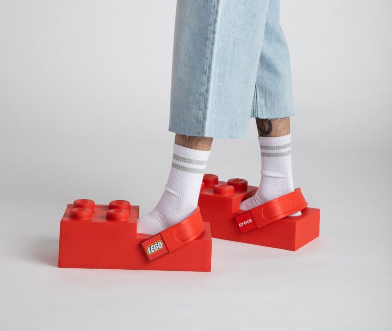 LEGO ve Crocs Küresel İş Birliğiyle Brick Clog Modelini Tanıttı