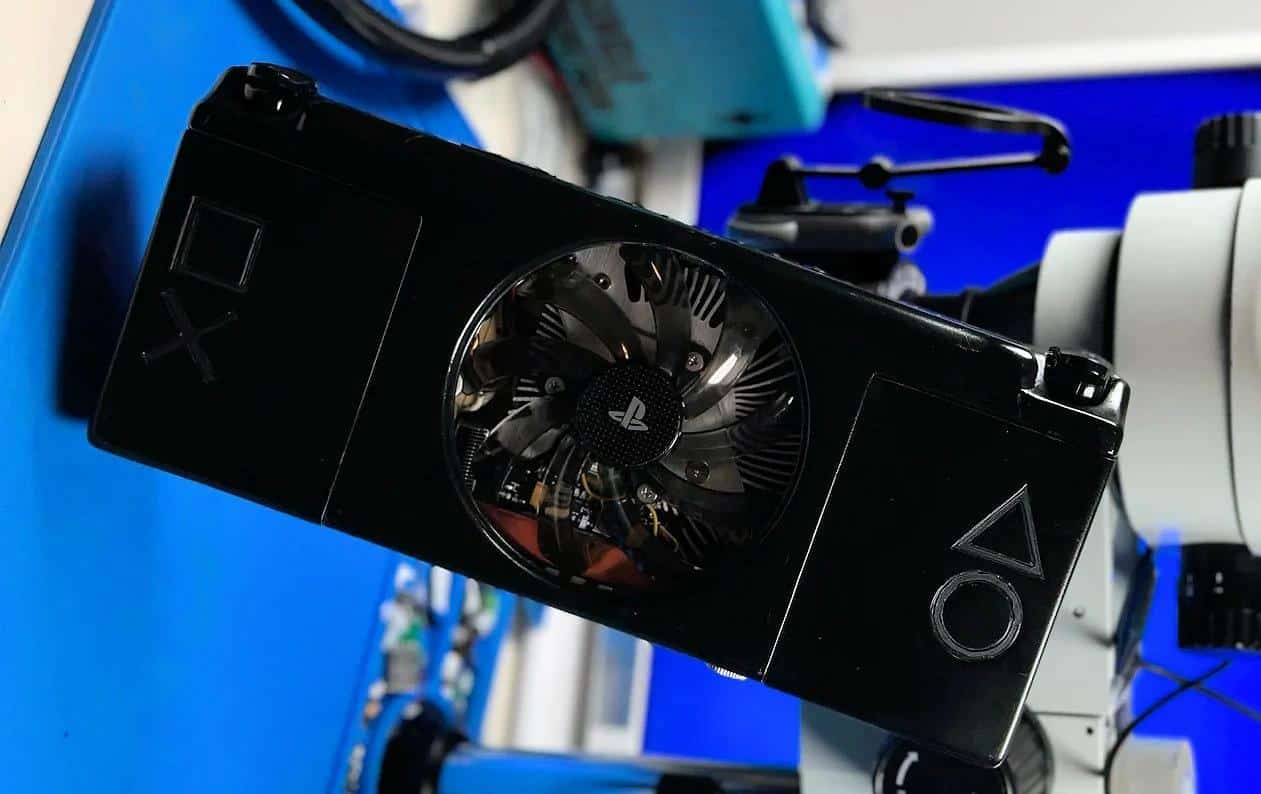 PlayStation 4 Slim El Konsoluna Dönüştürüldü