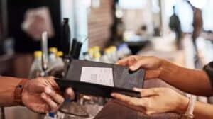 Resmi Gazete’de yayımlanan kararla restoranlarda servis ve kuver ücreti kaldırıldı.