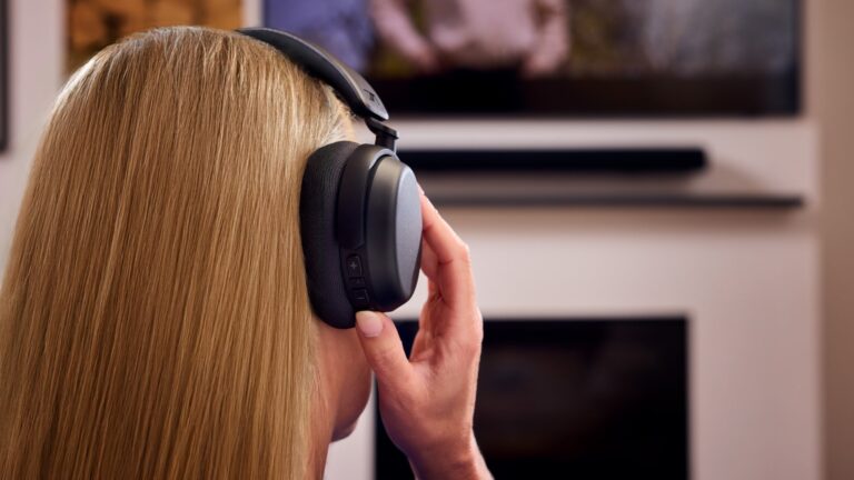 Sennheiser RS 275 kablosuz kulaklık ve Auracast adaptörü tanıtıldı