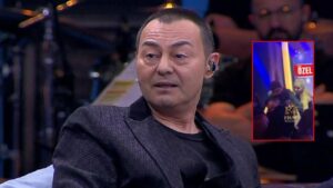 Serdar Ortaç konserinde sahnede dengesini kaybederek düştü. Hayranlarını endişelendiren olay
