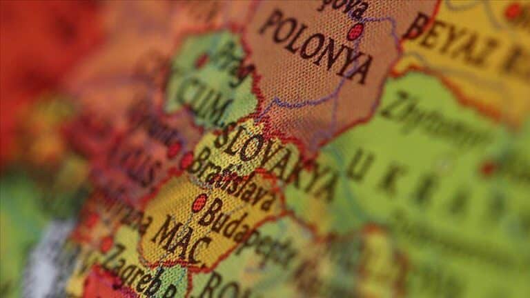 Slovakya Bayrağı, Konumu, Nüfusu ve Başkenti Hakkında Bilgiler