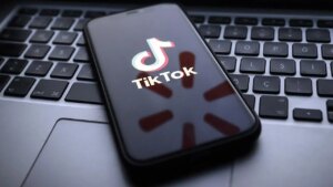 TikTok, Türkiye’de topluluk kurallarını ihlal eden milyonlarca videoyu kaldırarak büyük