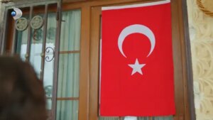 Uzak Şehir dizisindeki etkileyici bayrak sahnesi, izleyicilerin duygularına dokunarak unutulmaz