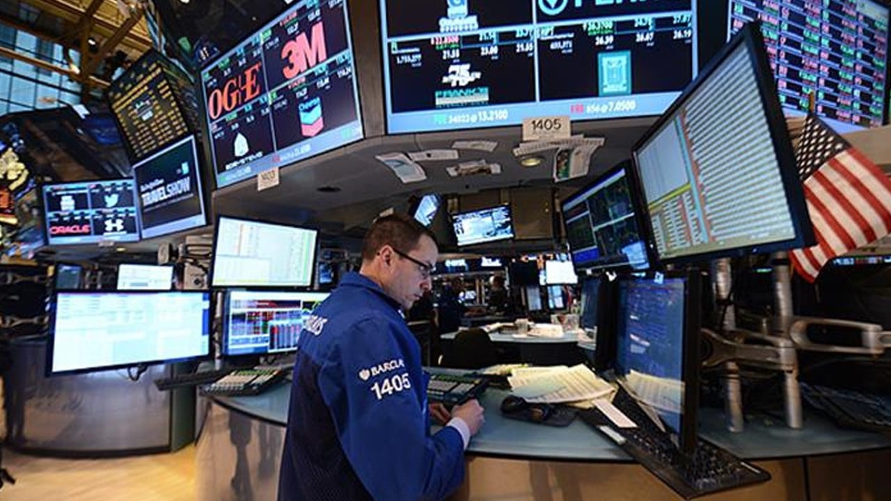 ABD Piyasaları Tarife Belirsizliği ve Yapay Zeka Endişeleriyle Haftaya Düşüşle Başladı