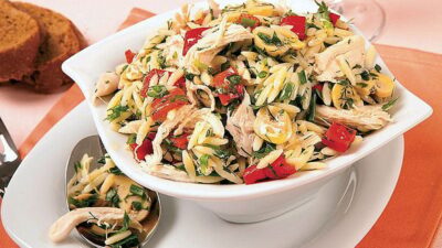 Lezzetli ve pratik arpa şehriyeli tavuk salatası tarifi! Hafif, doyurucu