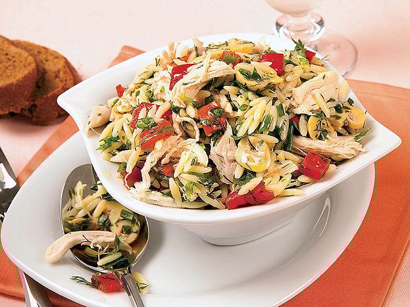 Lezzetli ve pratik arpa şehriyeli tavuk salatası tarifi! Hafif, doyurucu
