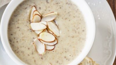 Bademli kremalı mantar çorbası tarifiyle sofralarınıza lezzet katın. Pratik malzemelerle