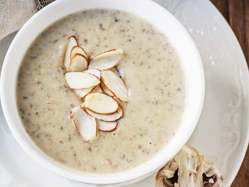 Bademli kremalı mantar çorbası tarifiyle sofralarınıza lezzet katın. Pratik malzemelerle