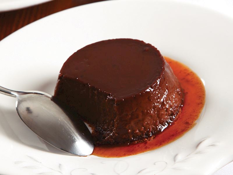 Çikolatalı krem karamel tarifiyle tatlı keyfine doyum yok! Pratik yapımı