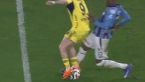 Fenerbahçe, Trabzonspor'un attığı gol öncesinde faul olduğu gerekçesiyle itirazda bulundu.