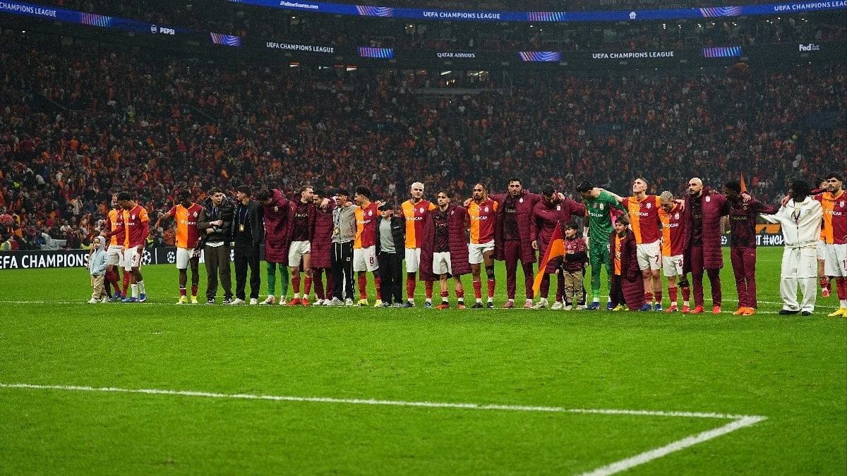 Galatasaraylı futbolcular galibiyeti taraftarlarıyla kutladı